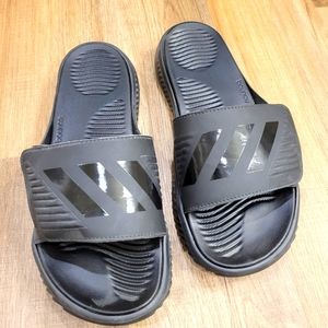 Men's size 9 Adidas Bounce slides